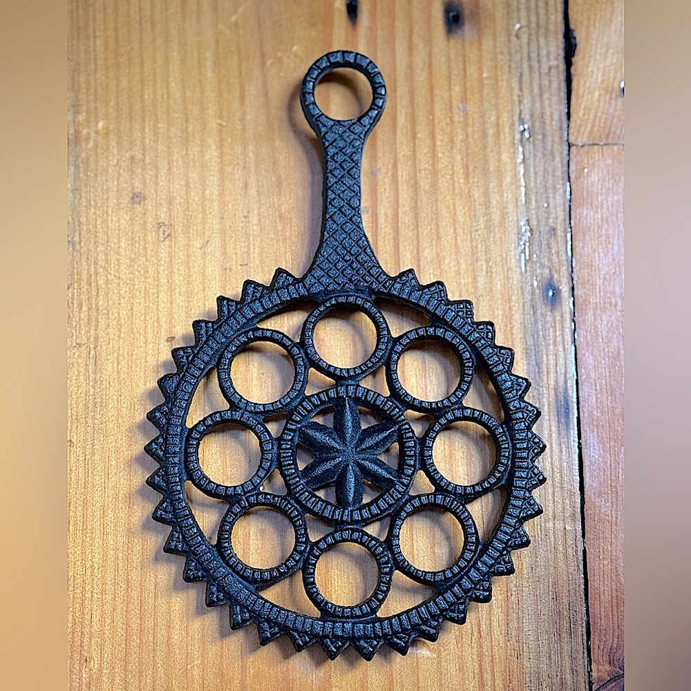 Vintage T-9 HEX Round Spiked Cast Iron Trivet Country Farmhouse Kitchen Decor